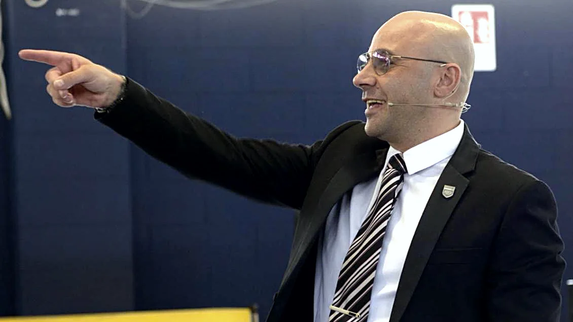 Alessandro Serratore in un contesto professionale internazionale